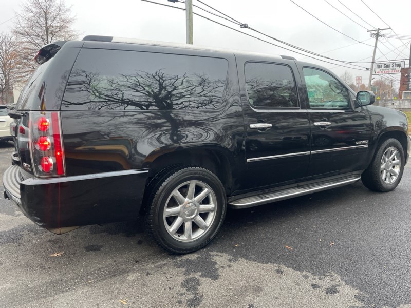 2010 GMC Yukon XL Denali photo 2