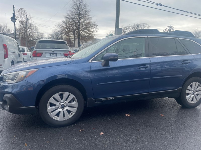 2019 Subaru Outback Premium photo 1