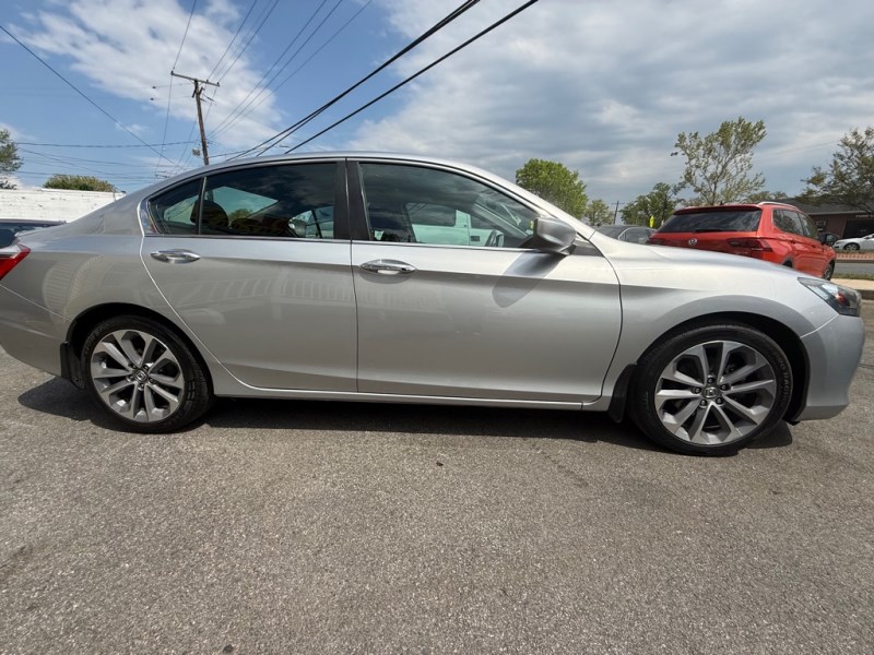 Additional photo of vehicle.