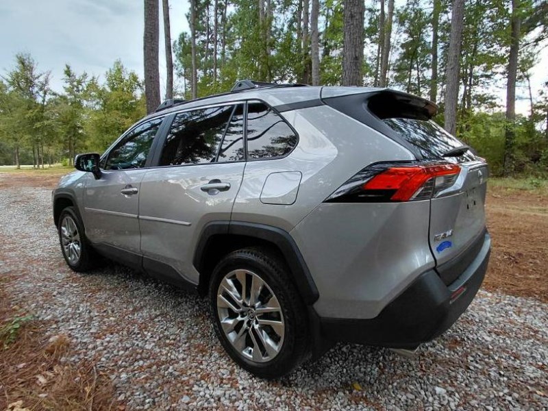 Additional photo of vehicle.