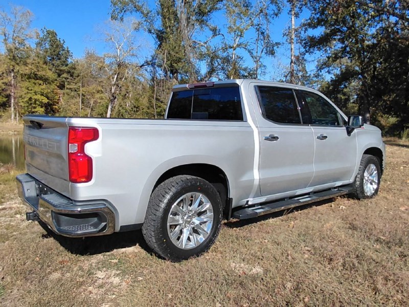 Additional photo of vehicle.