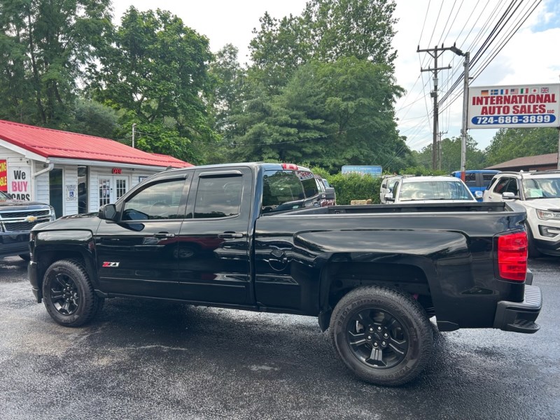 Additional photo of vehicle.