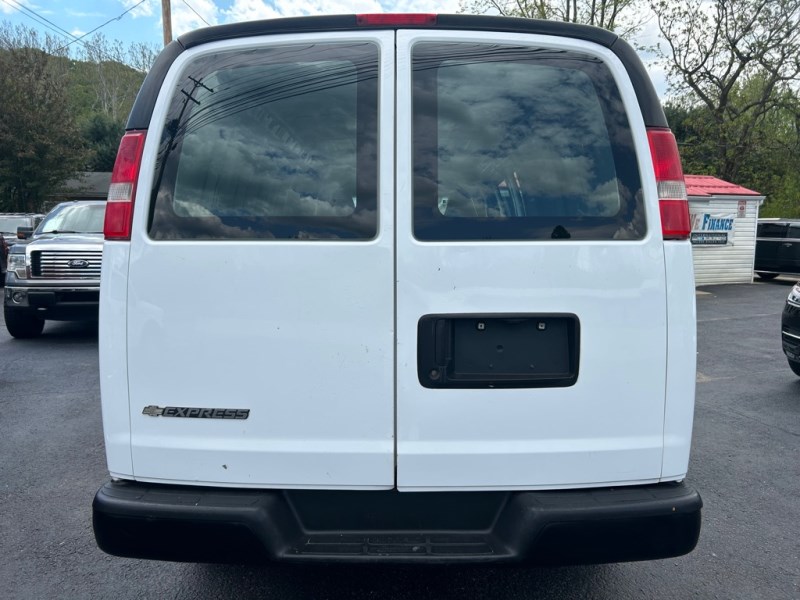Additional photo of vehicle.