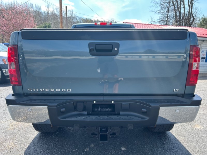 Additional photo of vehicle.