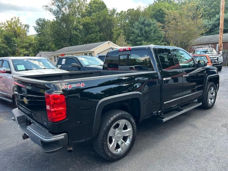 Additional photo of vehicle.