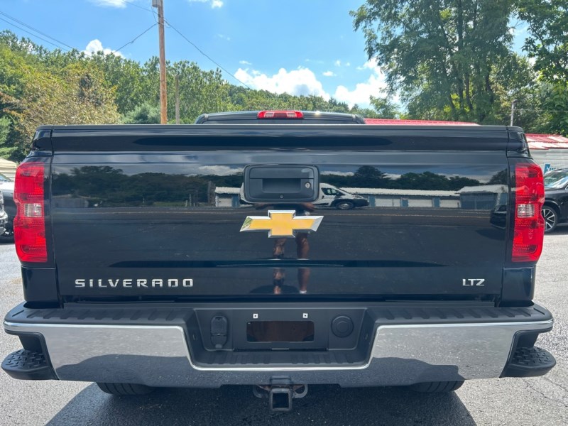 Additional photo of vehicle.
