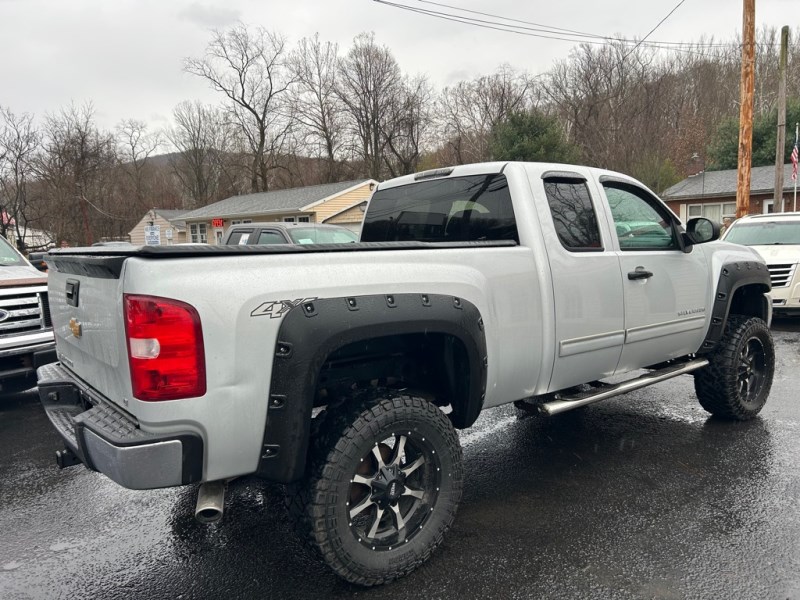 Additional photo of vehicle.