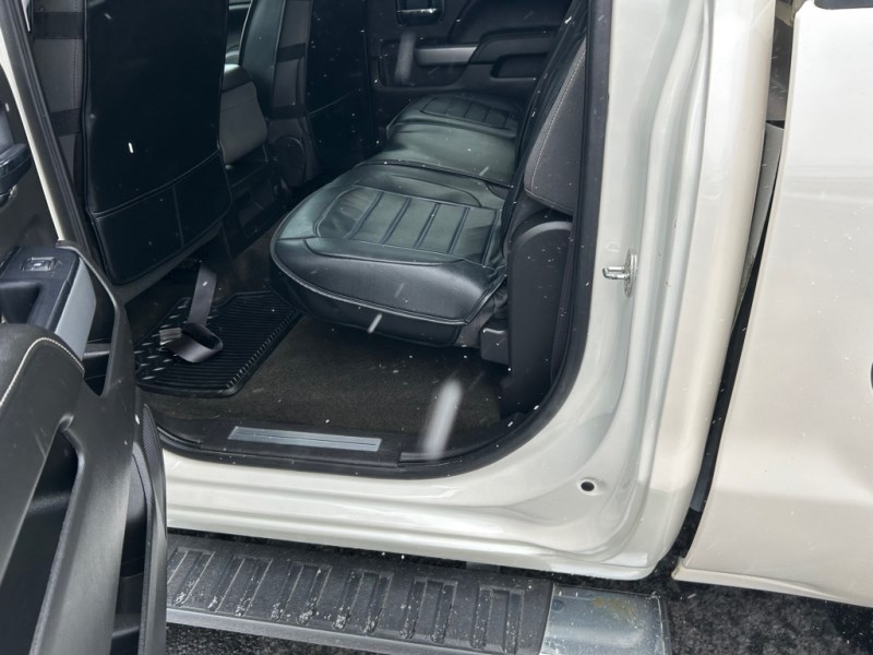 Additional photo of vehicle.