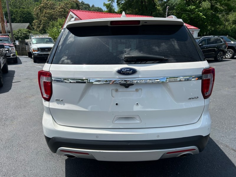 Additional photo of vehicle.