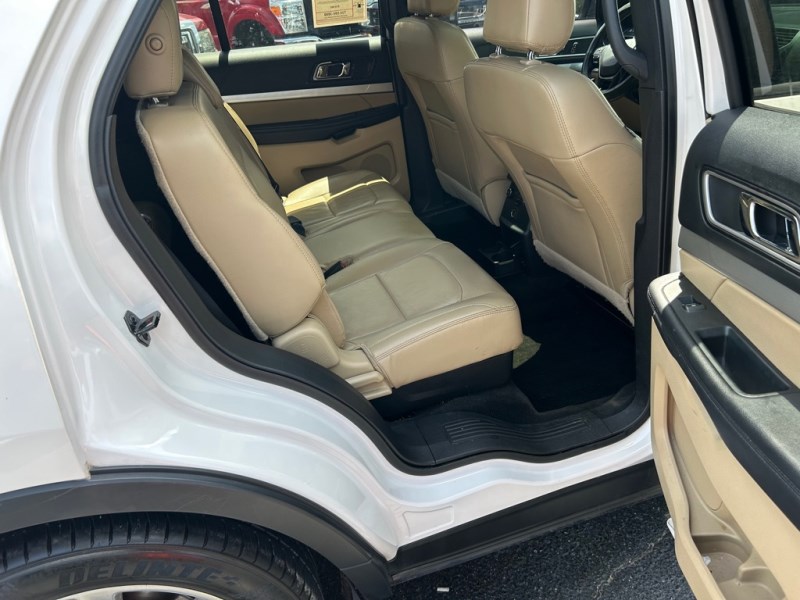 Additional photo of vehicle.