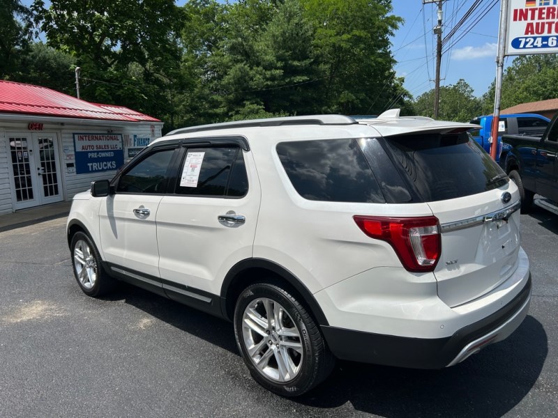 Additional photo of vehicle.
