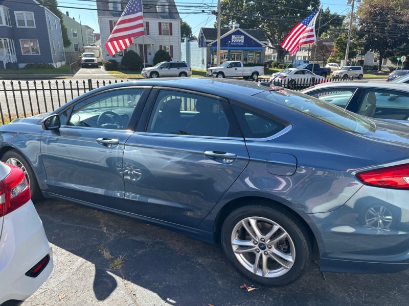 2018 Ford Fusion SE photo 2