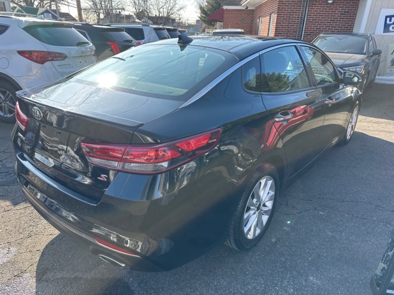 Additional photo of vehicle.