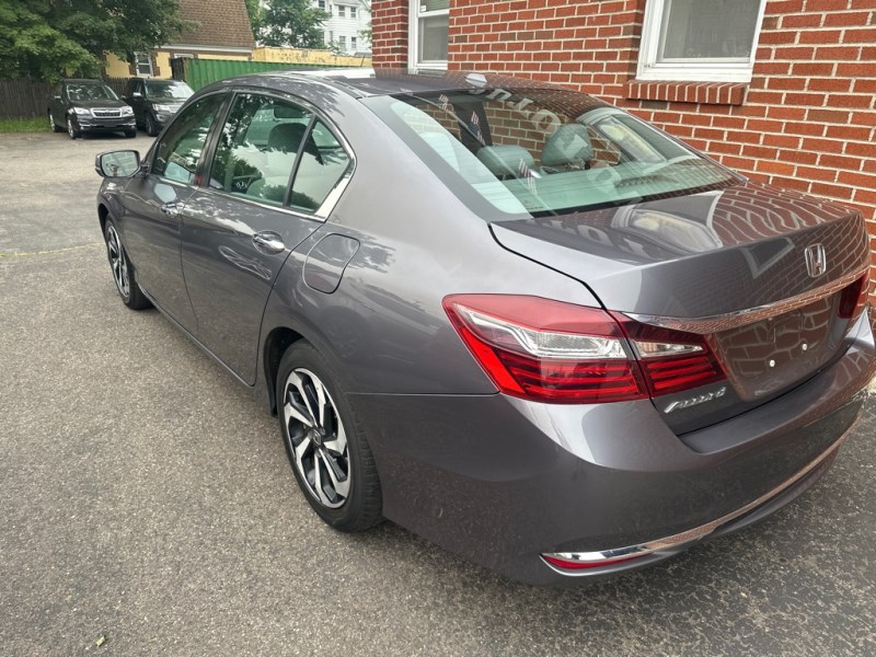Additional photo of vehicle.