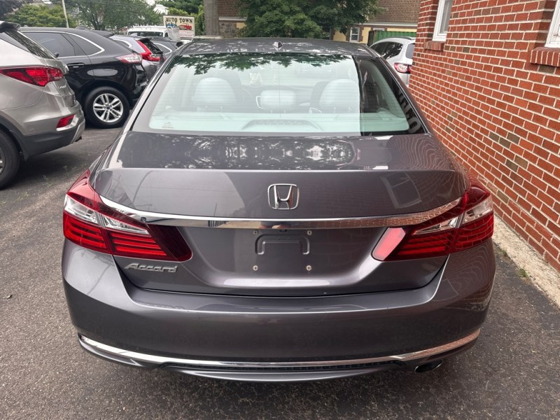 Additional photo of vehicle.