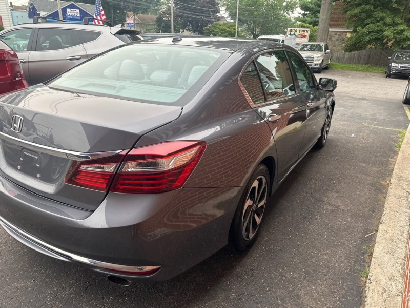 Additional photo of vehicle.