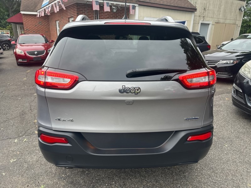Additional photo of vehicle.