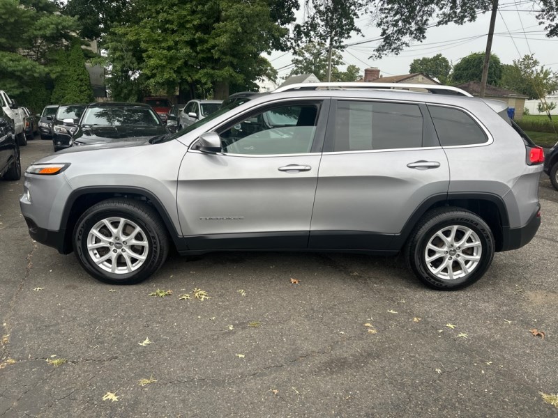 Additional photo of vehicle.