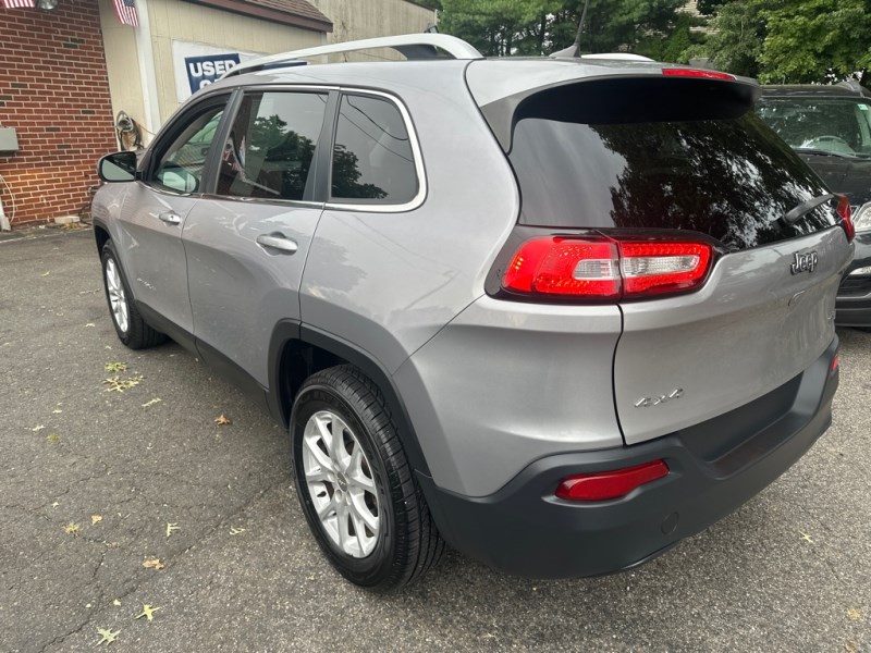 Additional photo of vehicle.