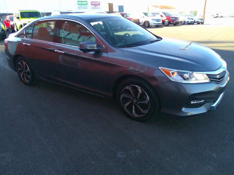 Additional photo of vehicle.