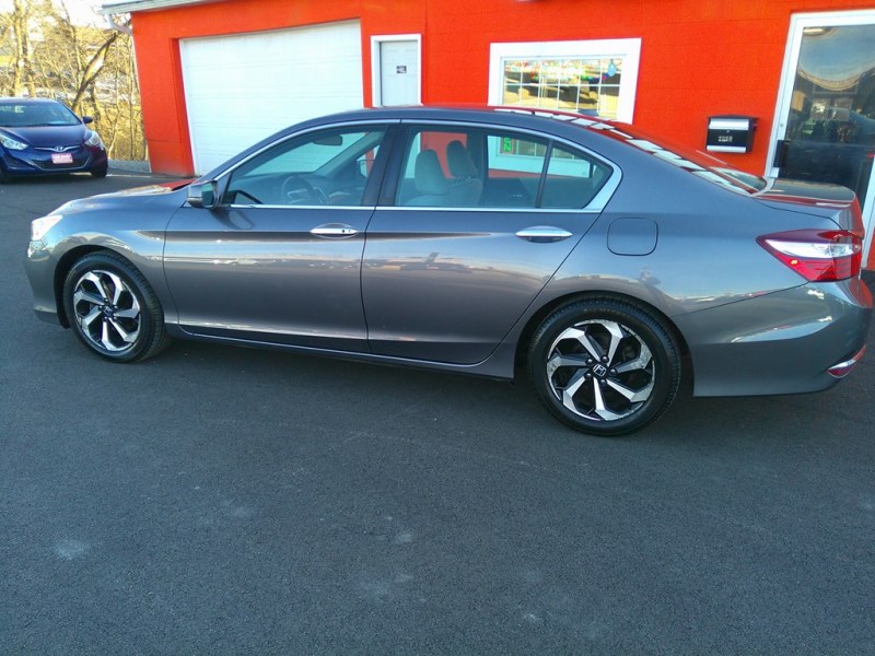 Additional photo of vehicle.