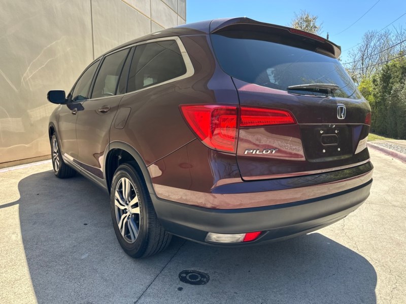 Additional photo of vehicle.