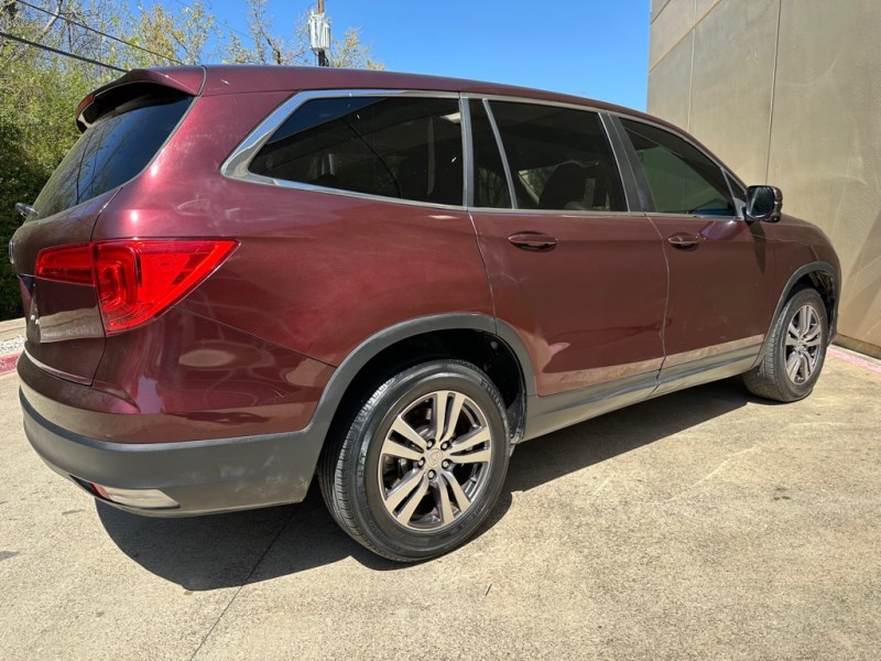 Additional photo of vehicle.