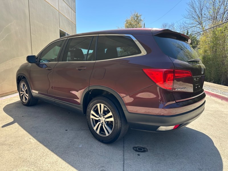 Additional photo of vehicle.