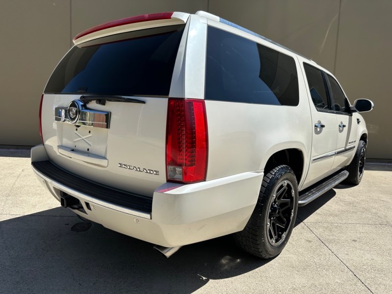 Additional photo of vehicle.
