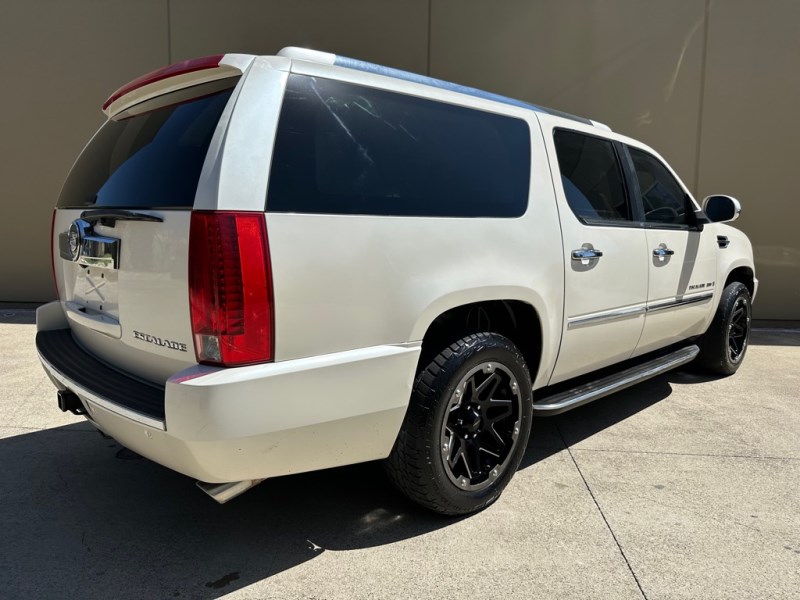 Additional photo of vehicle.