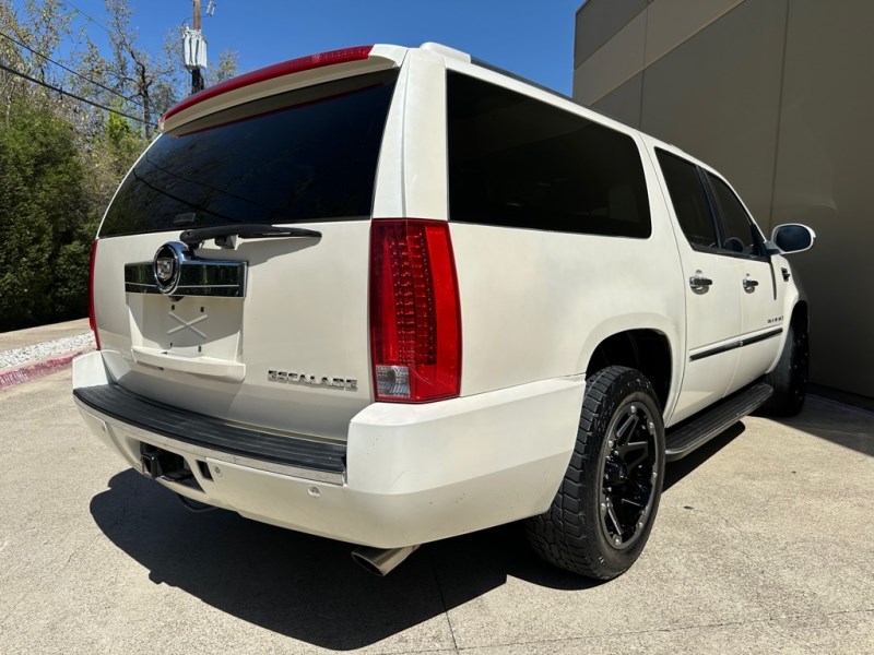 Additional photo of vehicle.