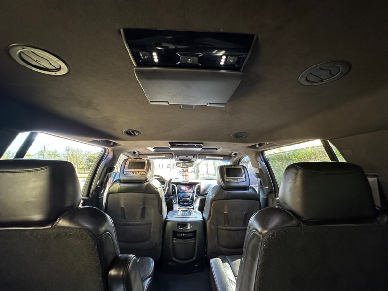 Additional photo of vehicle.