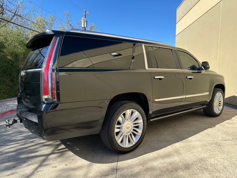 Additional photo of vehicle.