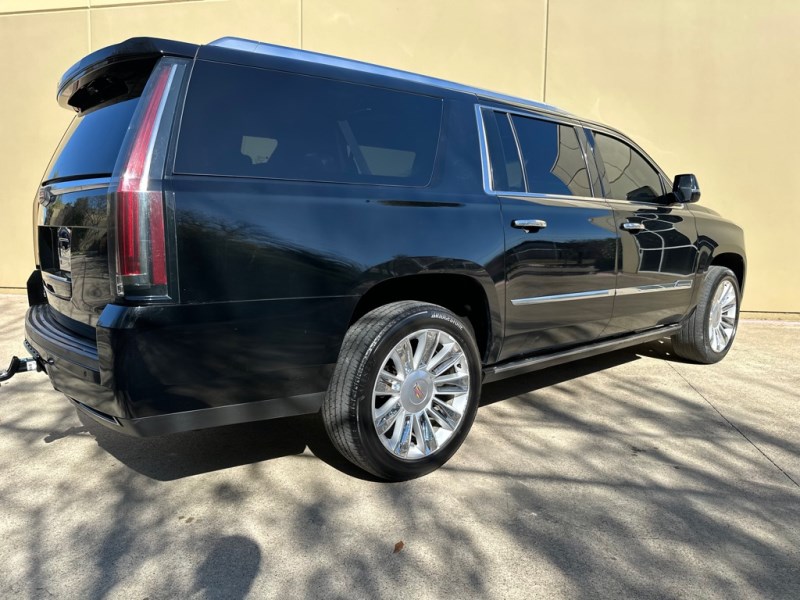 Additional photo of vehicle.