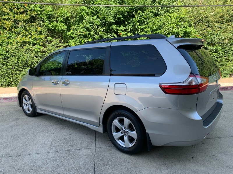 Additional photo of vehicle.