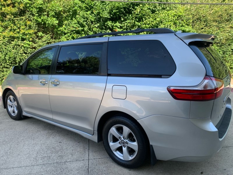 Additional photo of vehicle.