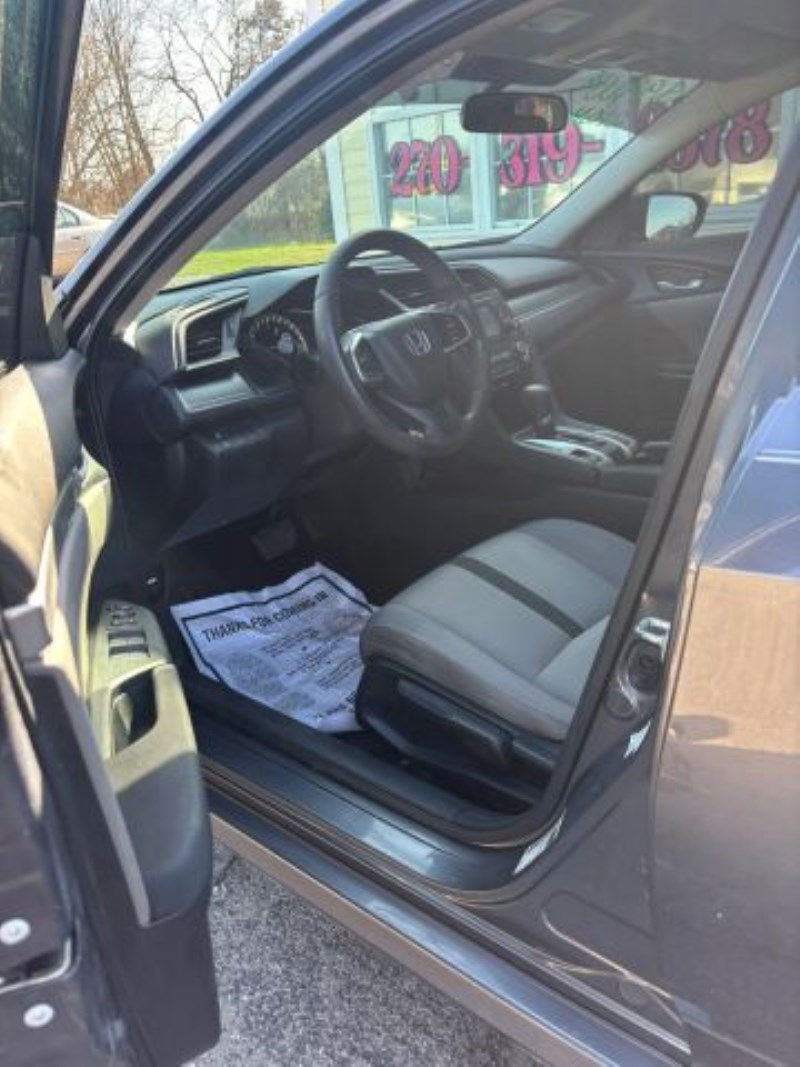Additional photo of vehicle.