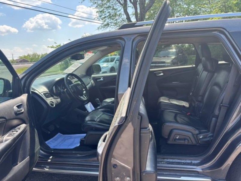 Additional photo of vehicle.