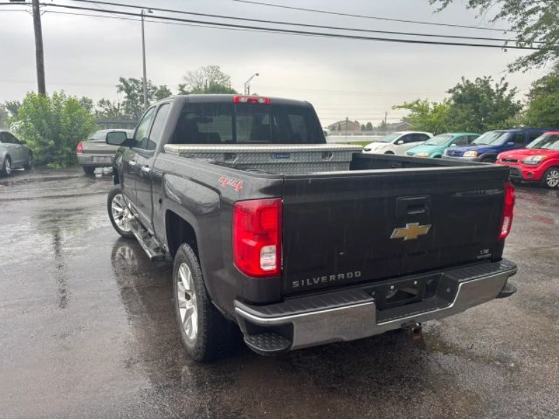 Additional photo of vehicle.