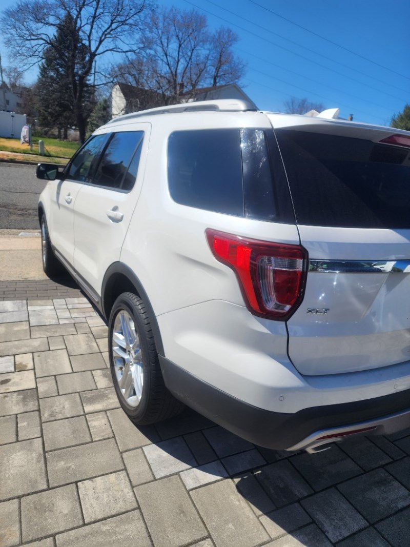 Additional photo of vehicle.