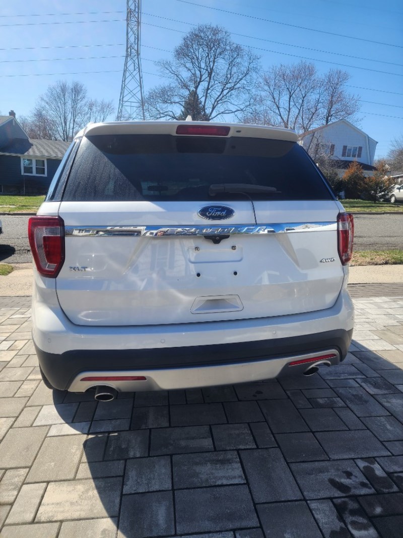 Additional photo of vehicle.