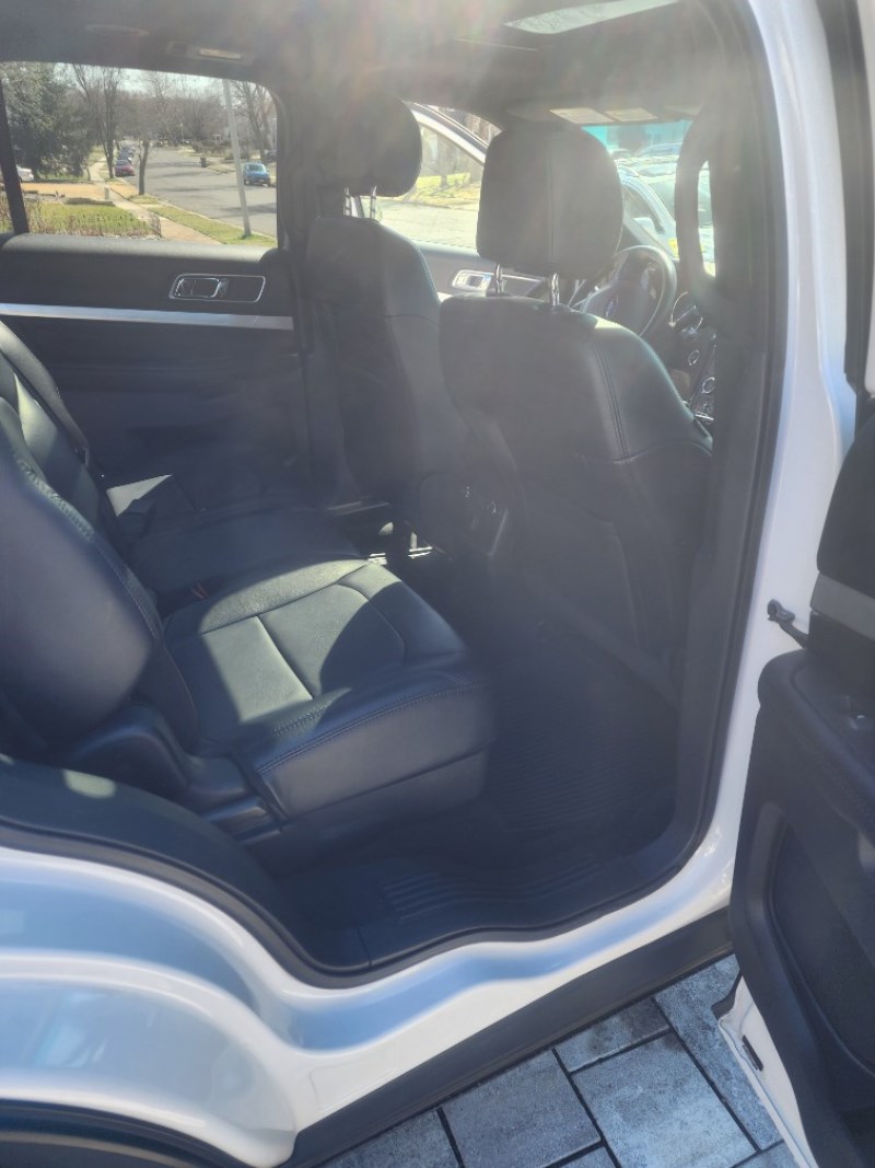 Additional photo of vehicle.