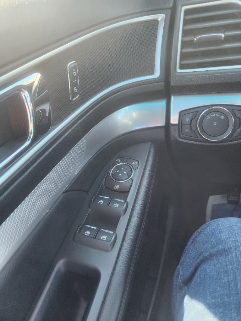 Additional photo of vehicle.