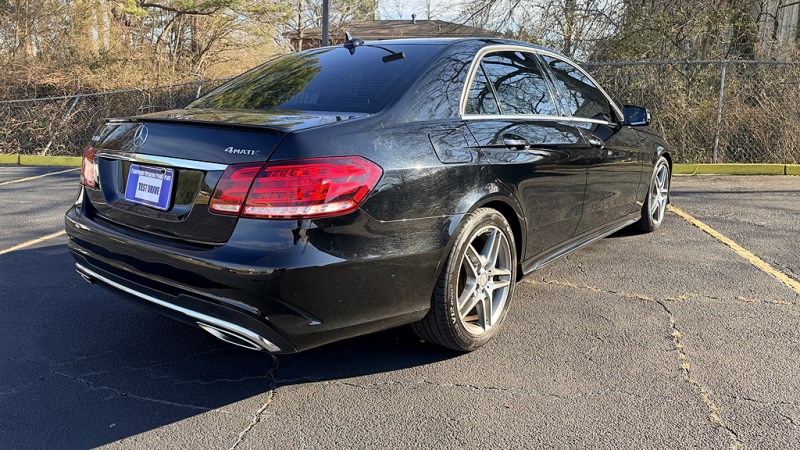 Additional photo of vehicle.