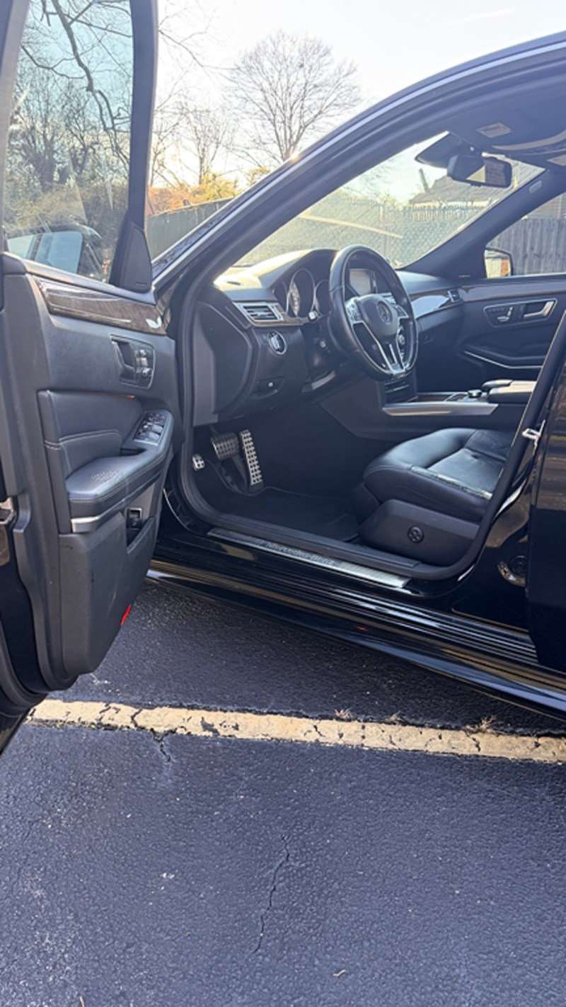 Additional photo of vehicle.