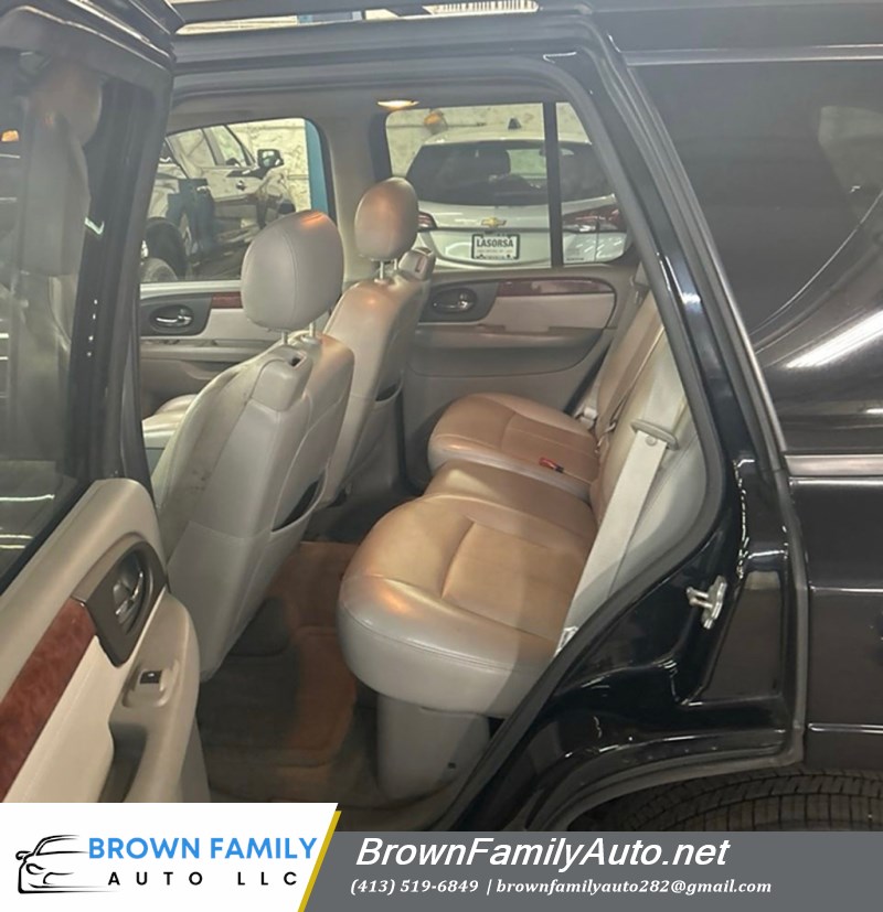 Additional photo of vehicle.