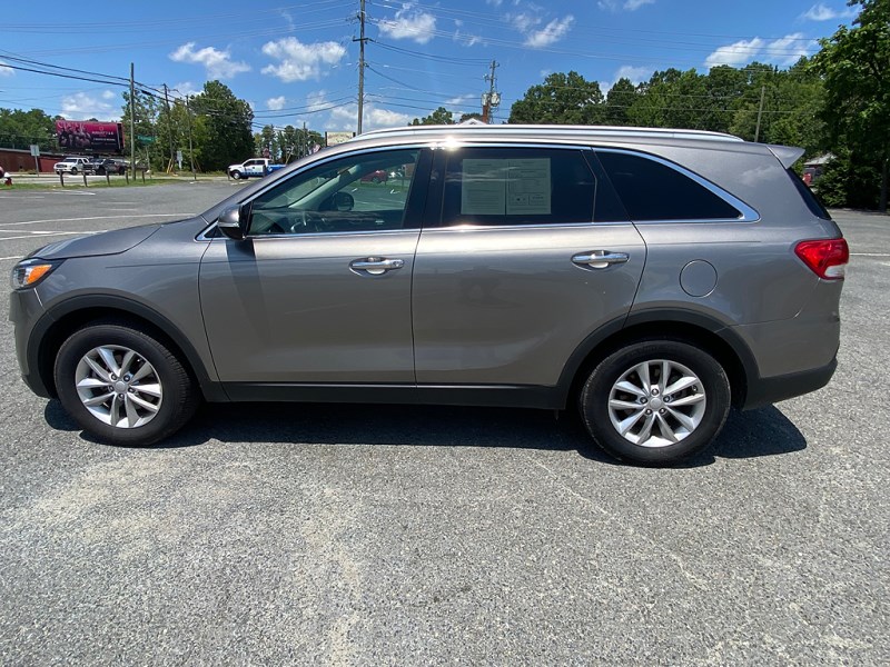 Additional photo of vehicle.