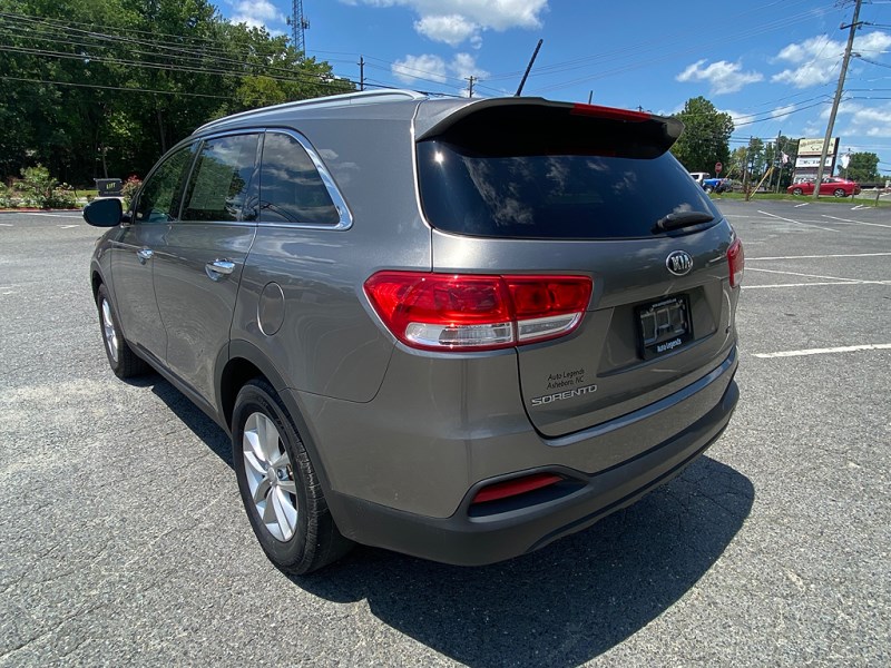 Additional photo of vehicle.