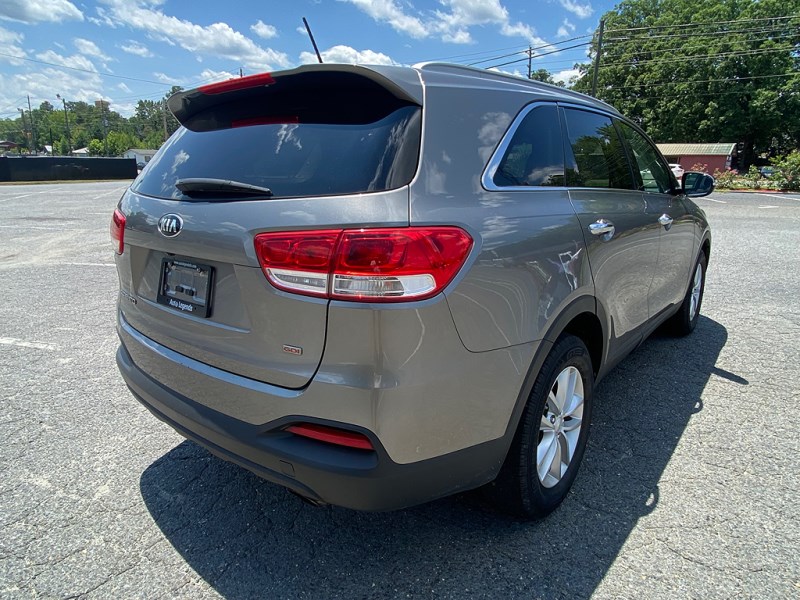 Additional photo of vehicle.