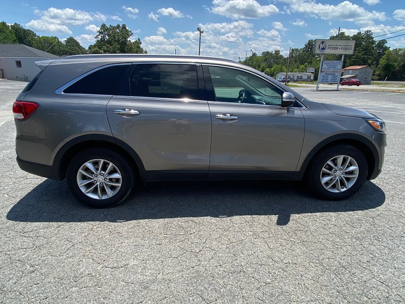 Additional photo of vehicle.